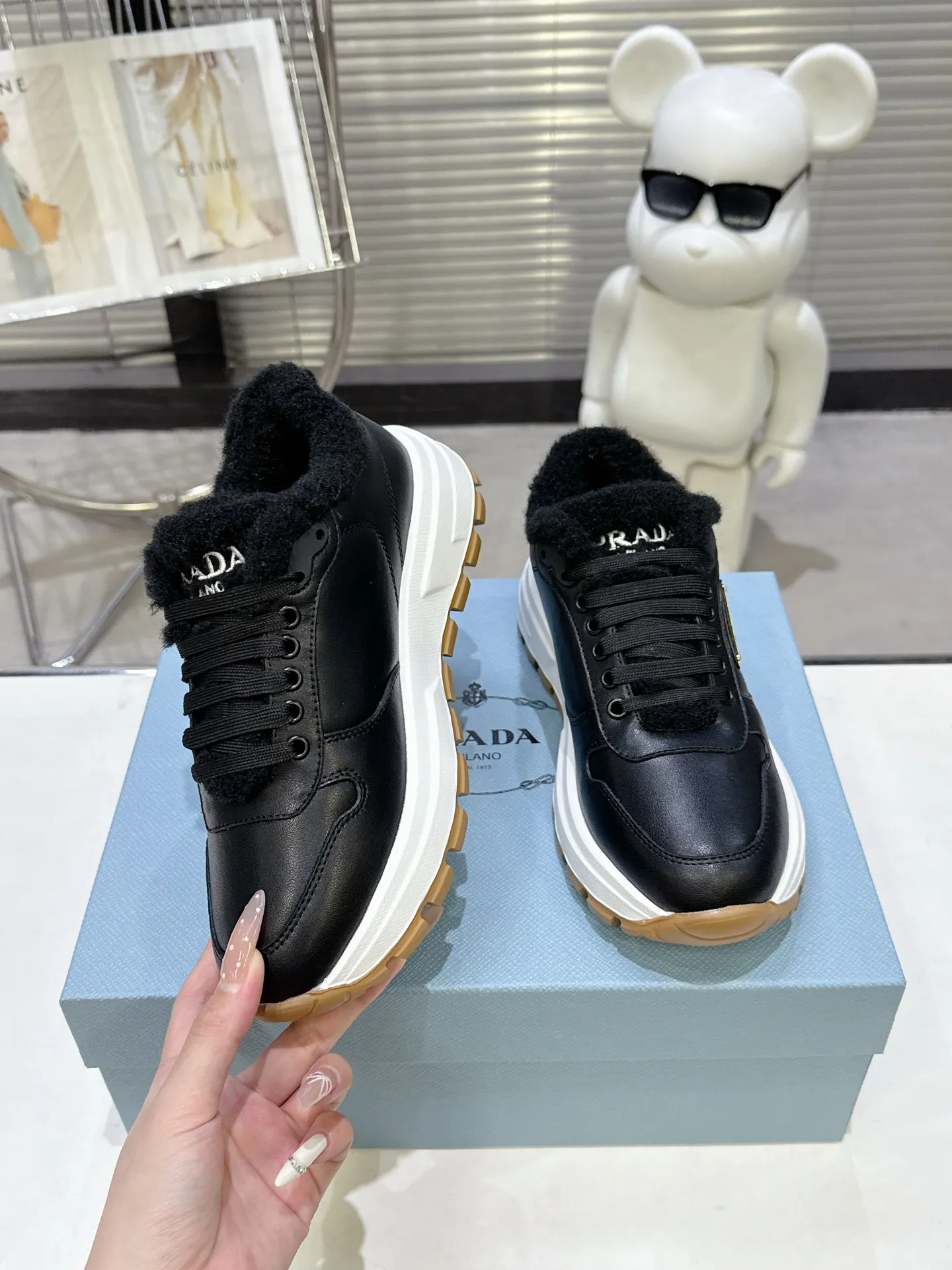 【PRADA】P: 660💰Couple style▪️Size: Women’s 35-40⚛Size: Men’s 39-44(45 customized) 2025 𝐬𝐬Prada’s new product, coming with strength! ❣️Many Internet celebrities have the same style, fashionable and versatile nice items, original shoes are developed and purchased from Italian counters, and are reproduced 1:1 according to the original taste. This year’s theme is not to be defined, embodying texture through simplicity💛From thick-soled sneakers to zigzag short boots to 2025 flat shoes, everything reveals a sure-fire momentum... It combines gentleness and handsomeness, the finishing touch for women❤️ Wear-resistant and ultra-light two-color outsole.